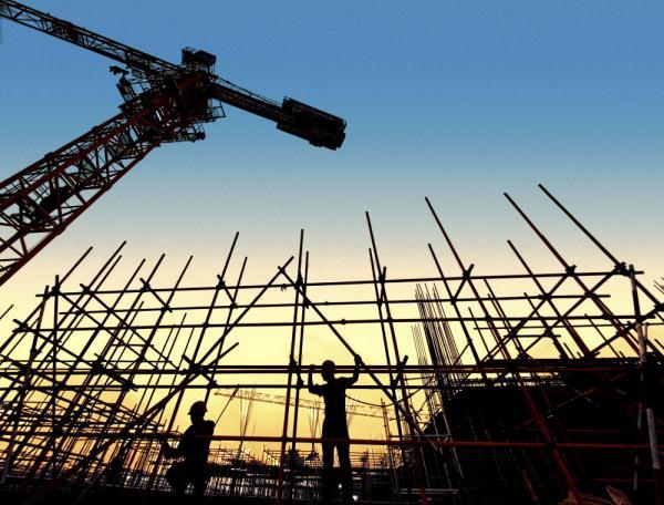 烈日下的坚守——走近吐鲁番建筑施工一线的劳动者